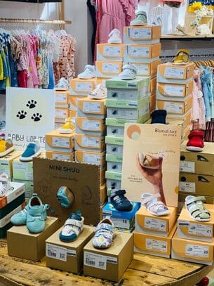 botas-respetuosas-bebe-cajas-de-zapatos-en-tienda