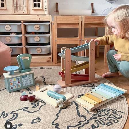 juguetes-de-madera-educativos-niña-jugando